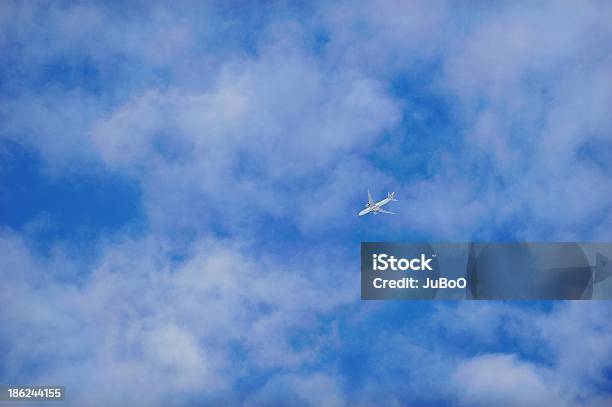 Jet Bajo Nubes Foto de stock y más banco de imágenes de Aeropuerto - Aeropuerto, Avión, Avión de pasajeros