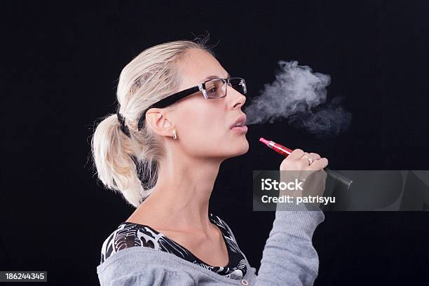 Mujer Joven Ecigarette Para Fumadores Foto de stock y más banco de imágenes de Adulto - Adulto, Adulto joven, Agarrar