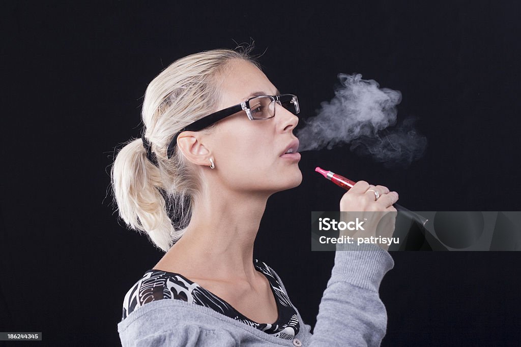 Jovem mulher fumar e-cigarette - Foto de stock de Adulto royalty-free