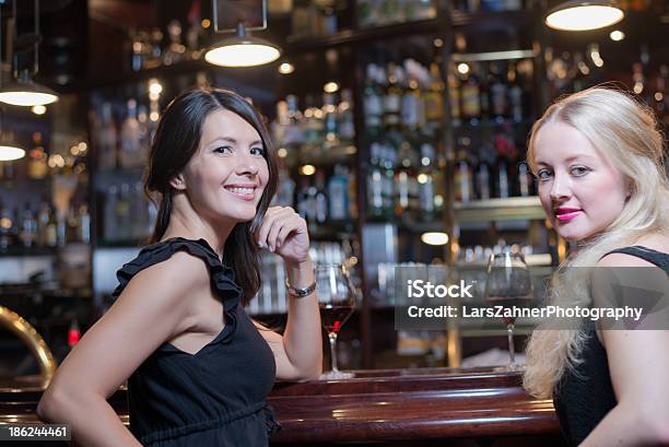 Dos Mujeres Bebiendo En Un Distinguido Hotel Foto de stock y más banco de imágenes de Adulto - Adulto, Amistad, Amistad femenina