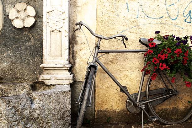 stary rower - bicycle wall green single object zdjęcia i obrazy z banku zdjęć