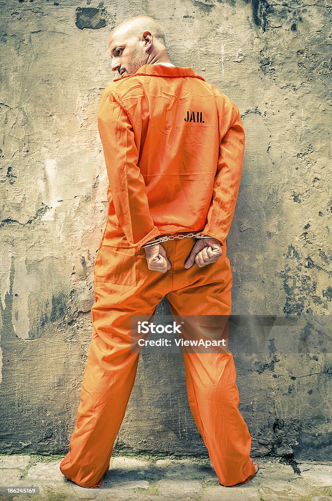 古い Man Walking -犯に手錠立つこと - 囚人のロイヤリティフリーストックフォト