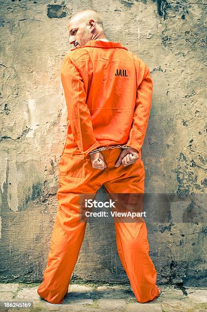 Foto de Dead Man Caminhadaprisioneiro Algema Em Pé Com Orgulho e mais fotos de stock de Prisioneiro