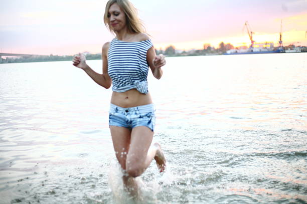 retrato de bonito menina sorridente ao ar livre - pierced abdomen flower beauty imagens e fotografias de stock