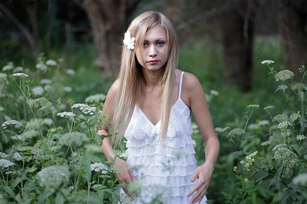 retrato da bela garota sorridente ao ar livre - pierced abdomen flower beauty - fotografias e filmes do acervo