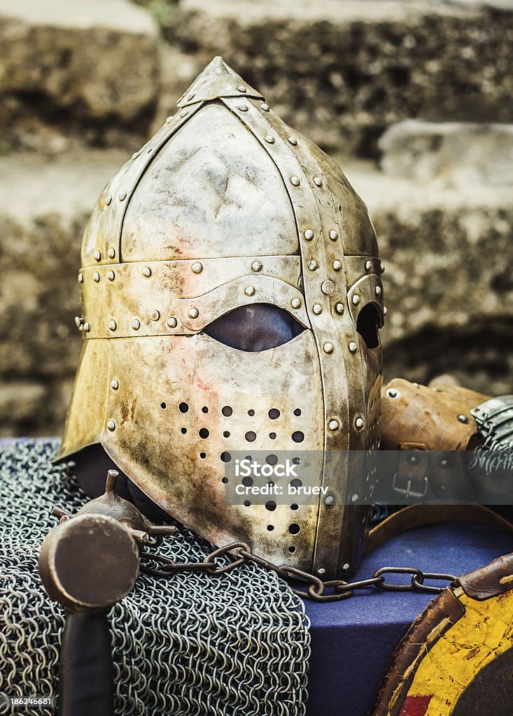 Casco protettivo con una visiera del cavaliere medievale - Foto stock royalty-free di Armatura