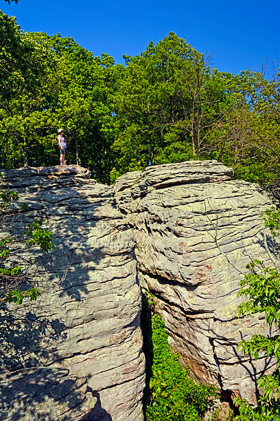 wanderer auf einen sandstein bluff - shawnee national forest stock-fotos und bilder