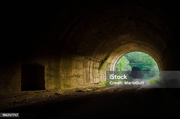 Tunnel Bei Sonnenuntergang Stockfoto und mehr Bilder von Ende - Ende, Tunnel, Licht