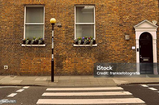 Photo libre de droit de Passage Balisé Dans London Street banque d'images et plus d'images libres de droit de Fleur - Flore - Fleur - Flore, Londres, Rue