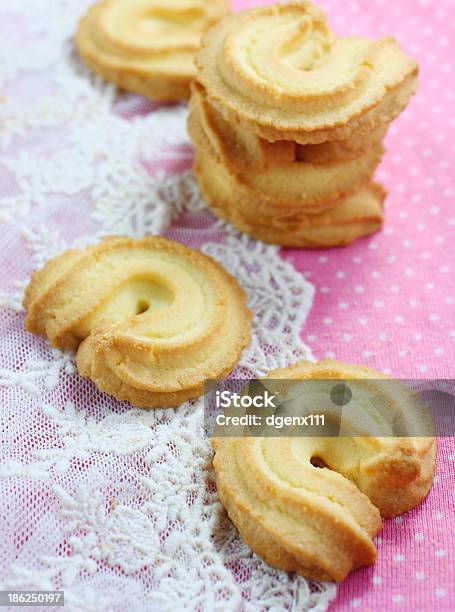 Galletas De Manteca Foto de stock y más banco de imágenes de Acurrucado - Acurrucado, Comida gourmet, Con lunares