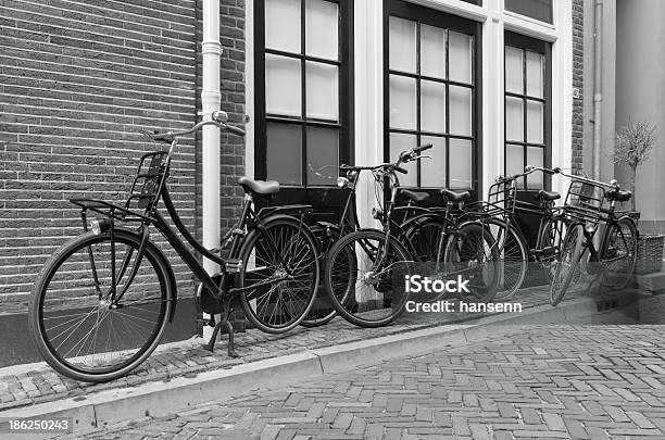 Vintage Rowerów - zdjęcia stockowe i więcej obrazów Bez ludzi - Bez ludzi, Bicykl, Czarny kolor