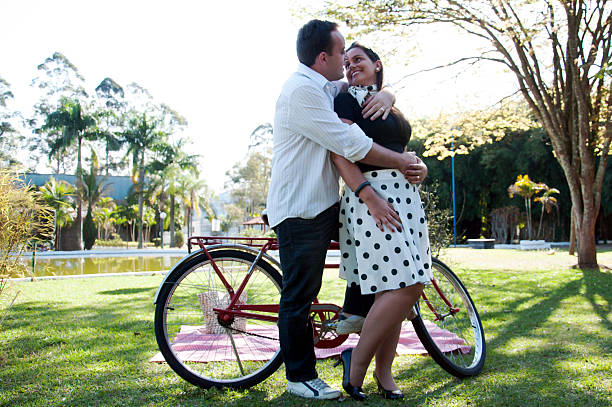 joven pareja en un paseo en bicicleta retro - shoe old fashioned retro revival shiny fotografías e imágenes de stock