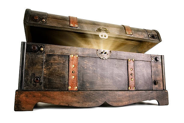 schatzkiste zeigt eine leuchtende secret - old treasure chest stock-fotos und bilder