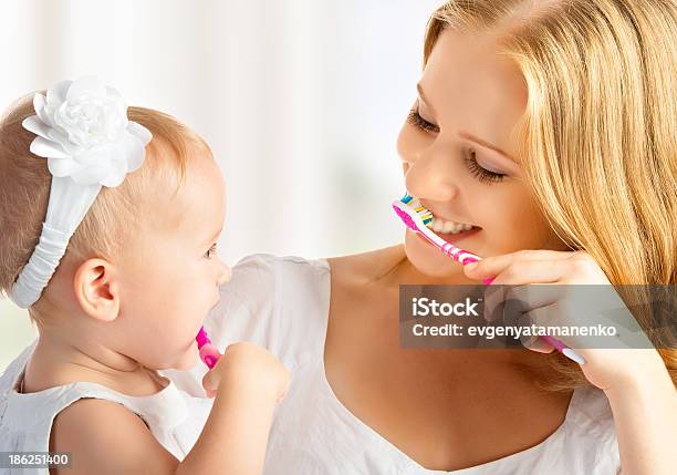 Madre E Hija Bebé Niña Cepillar Los Dientes Juntos Foto de stock y más banco de imágenes de Bebé - Bebé, Cepillar, Adulto joven