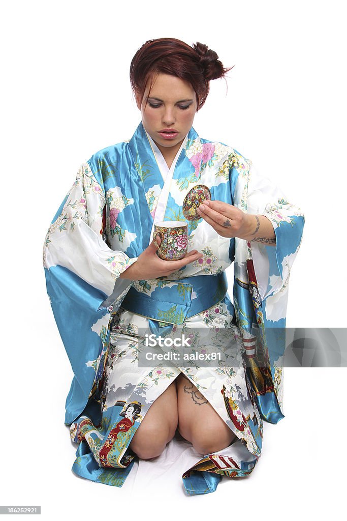 Mulher em roupas da Ásia servindo chá - Foto de stock de Adulto royalty-free