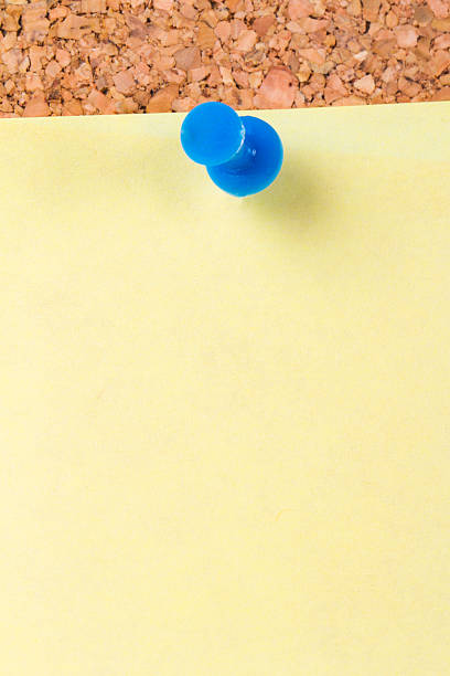 adesivi sulla scheda di sughero post - thumbtack bulletin board blue accuracy foto e immagini stock