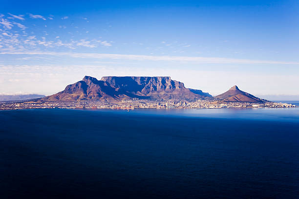 столовая гора в кейптауне, южная африка - lions head mountain стоковые фото и изображения