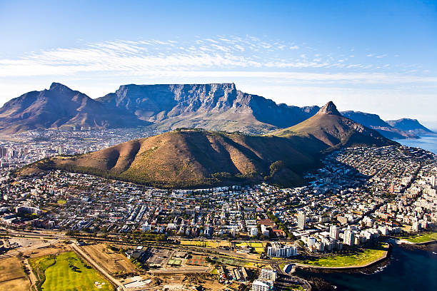 vista aérea de ciudad del cabo, sudáfrica - montaña de lions head fotografías e imágenes de stock