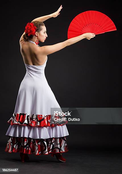 Joven Mujer Bailando Española El Flamenco Sobre Negro Foto de stock y más banco de imágenes de A la moda