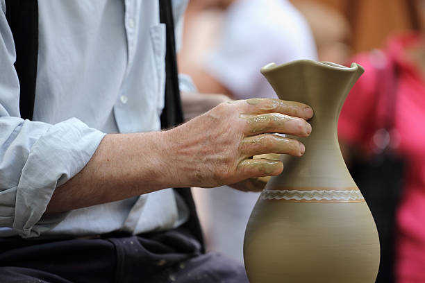 potter の手 - earthenware bowl ceramic dishware ストックフォトと画像