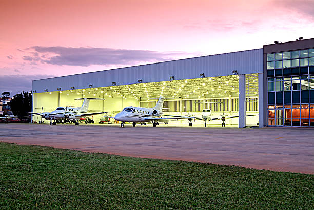 hangar - hangar fotografías e imágenes de stock