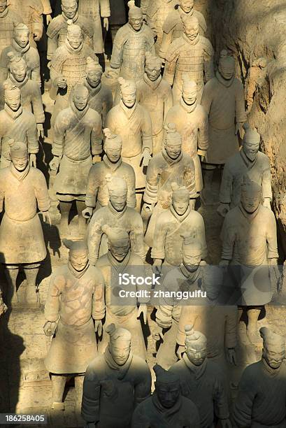 Cerâmica De Terracota Guerreiros Em Xian China - Fotografias de stock e mais imagens de Antiguidades - Antiguidades, Arcaico, Arqueologia