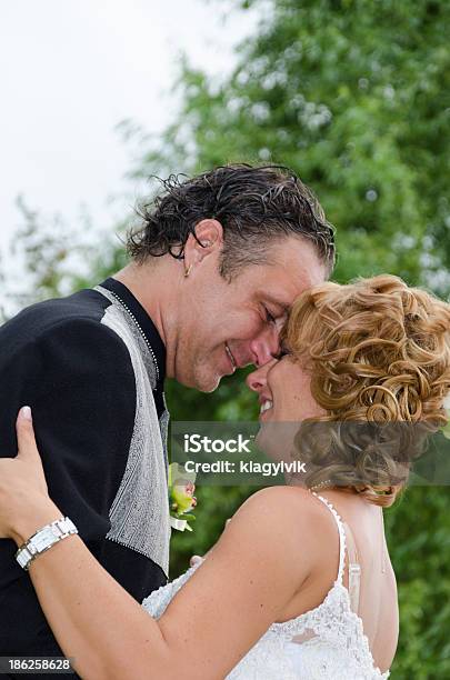 Hochzeitspaar Stockfoto und mehr Bilder von Anzug - Anzug, Attraktive Frau, Blumenbouqet