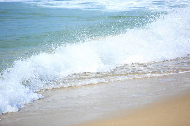 vagues de la mer sur la plage - hoirzontal photos et images de collection