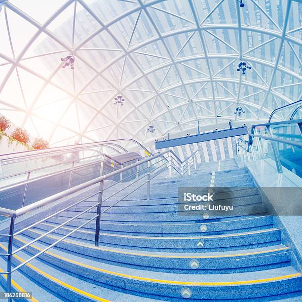 Эскалатор — стоковые фотографии и другие картинки Абстрактный - Абстрактный, Архитектура, Аэропорт