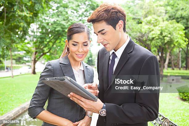 Retrato De Jóvenes Empresarios Trabajando Al Aire Libre Foto de stock y más banco de imágenes de 25-29 años