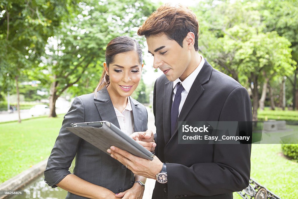 Retrato de jovens empresários trabalhando ao ar livre - Foto de stock de 25-30 Anos royalty-free