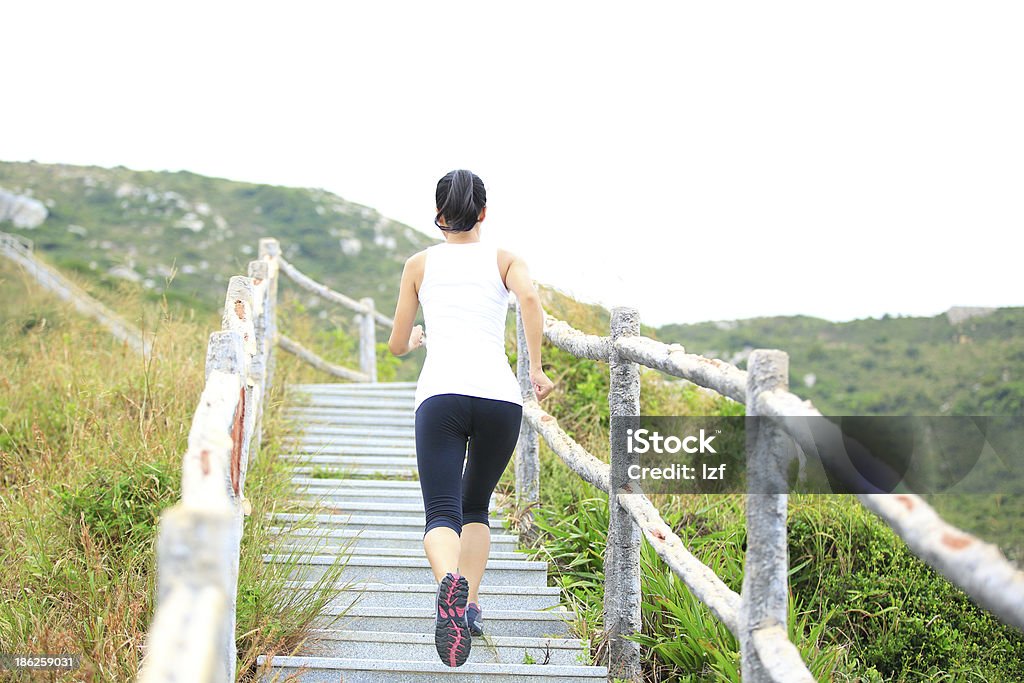 Mujer corredor escalera de las montañas - Foto de stock de Actividad libre de derechos