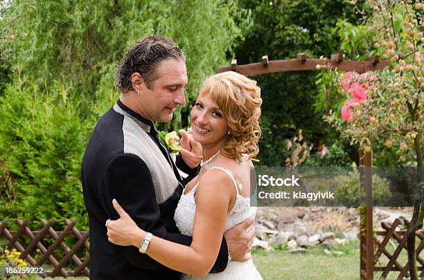 Hochzeitspaar Stockfoto und mehr Bilder von Anzug - Anzug, Attraktive Frau, Blumenbouqet