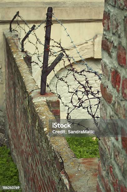 Photo libre de droit de Fil Barbelé Sur Un Mur banque d'images et plus d'images libres de droit de En quarantaine - En quarantaine, Vieux, Acier