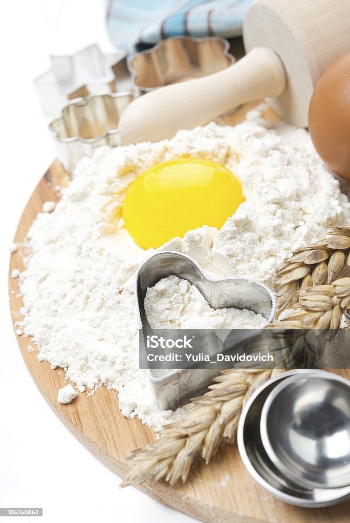 Harina, huevos, ondulados contactos, medición spoons y cocinar formas - Foto de stock de Harina libre de derechos