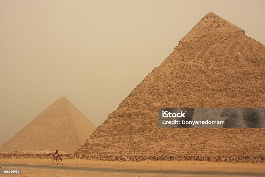Pirâmide de Quéfren em uma tempestade de areia, Cairo, Egito - Foto de stock de Antigo royalty-free
