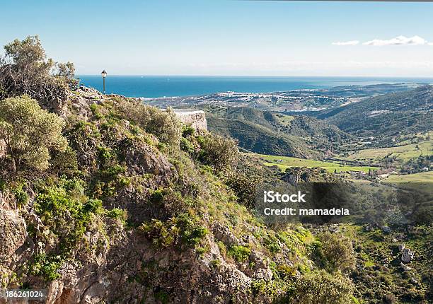 Campos De Casares Con Vista Al Mar Foto de stock y más banco de imágenes de Aire libre - Aire libre, Aldea, Cadena de montañas