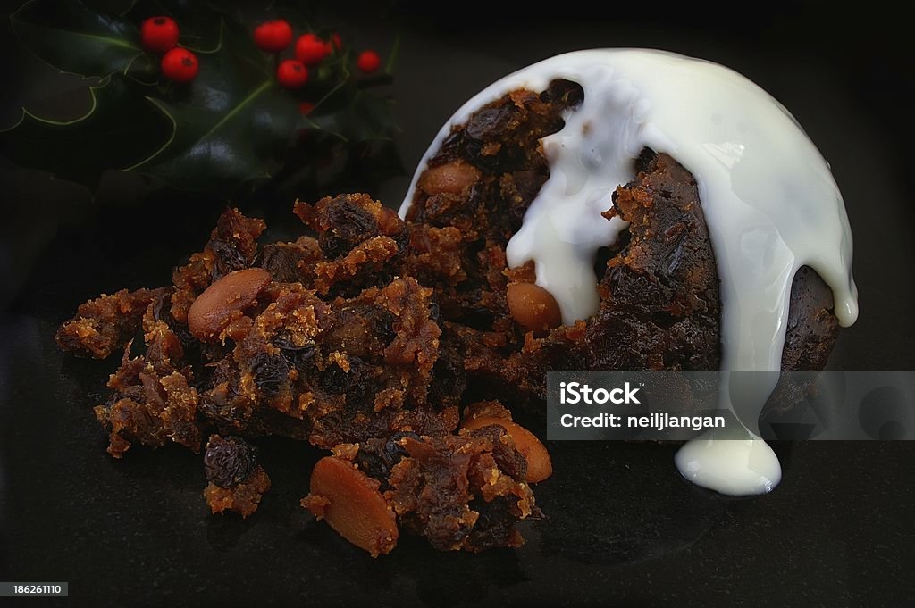 Traditionelles Weihnachts-pudding mit weißen sauce und holly sprigg - Lizenzfrei Bildhintergrund Stock-Foto