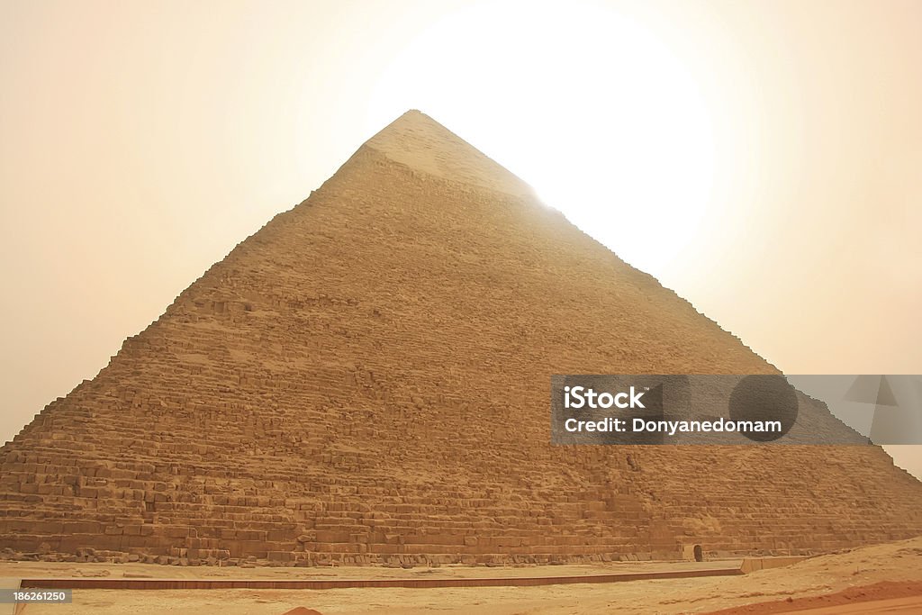 Piramide di Khafre in una tempesta di sabbia, Cairo - Foto stock royalty-free di Africa