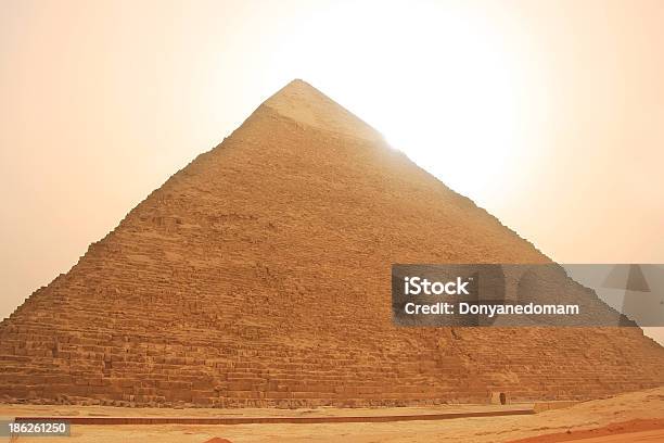 Piramide Di Khafre In Una Tempesta Di Sabbia Cairo - Fotografie stock e altre immagini di Africa