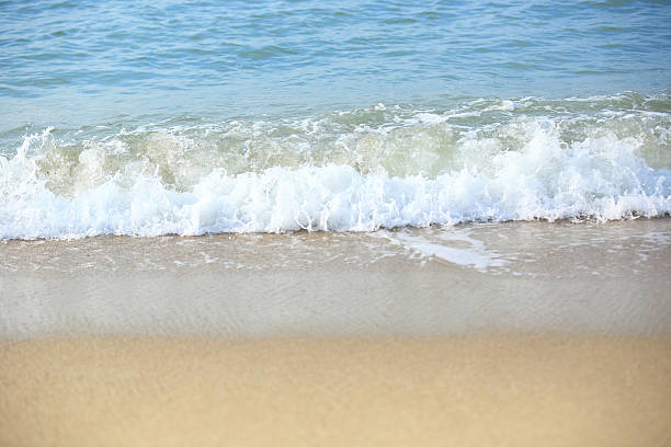 море волны на пляже - hoirzontal стоковые фото и изображения
