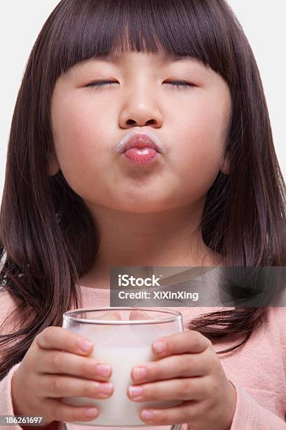 Girl 牛乳を飲む - 子供のストックフォトや画像を多数ご用意 - 子供, ミルク, 中国人