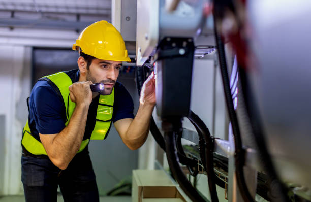 ingénieur électricien travaillant en salle de contrôle. ingénieur électricien vérifiant l’armoire de distribution électrique dans la salle de contrôle - 24421 photos et images de collection