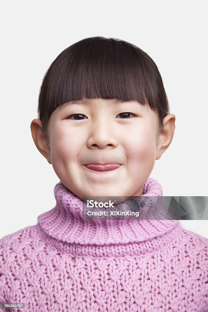 Portrait de souriant petite fille colle languette, cliché en studio - Photo de 4-5 ans libre de droits