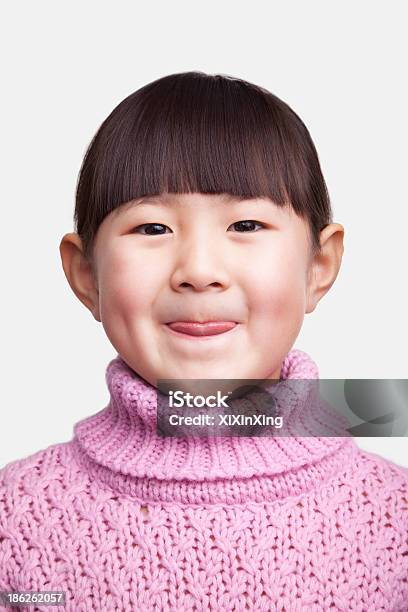 Photo libre de droit de Portrait De Souriant Petite Fille Colle Languette Cliché En Studio banque d'images et plus d'images libres de droit de 4-5 ans