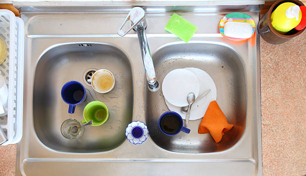 lavavajillas bowl in kitchen cup - rag cleaning chrome transparent fotografías e imágenes de stock