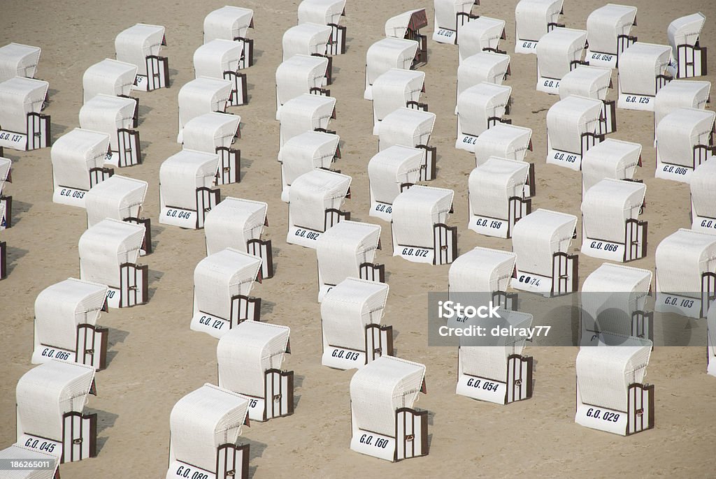 Fileiras de pedidos com dossel branco, cadeiras de praia, mar Báltico - Foto de stock de Alemanha royalty-free