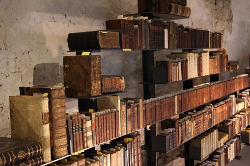 Juli 13, 2022, Kloster Dalheim, Lichtenau: Old bookshelf in Dalheim Monastery in the Paderborn region