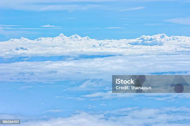 Azul Cielo Y Blanco Nube Foto de stock y más banco de imágenes de Aire libre - Aire libre, Azul, Capa de ozono