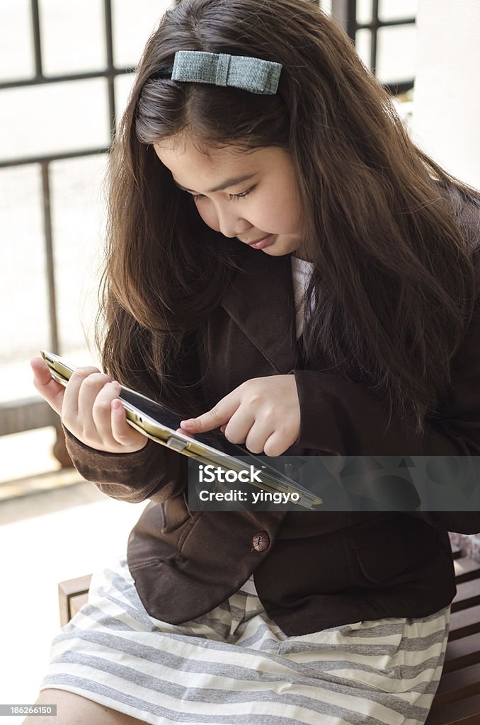 Garota de negócios jovem usando o tablet computador. - Foto de stock de Adulto royalty-free
